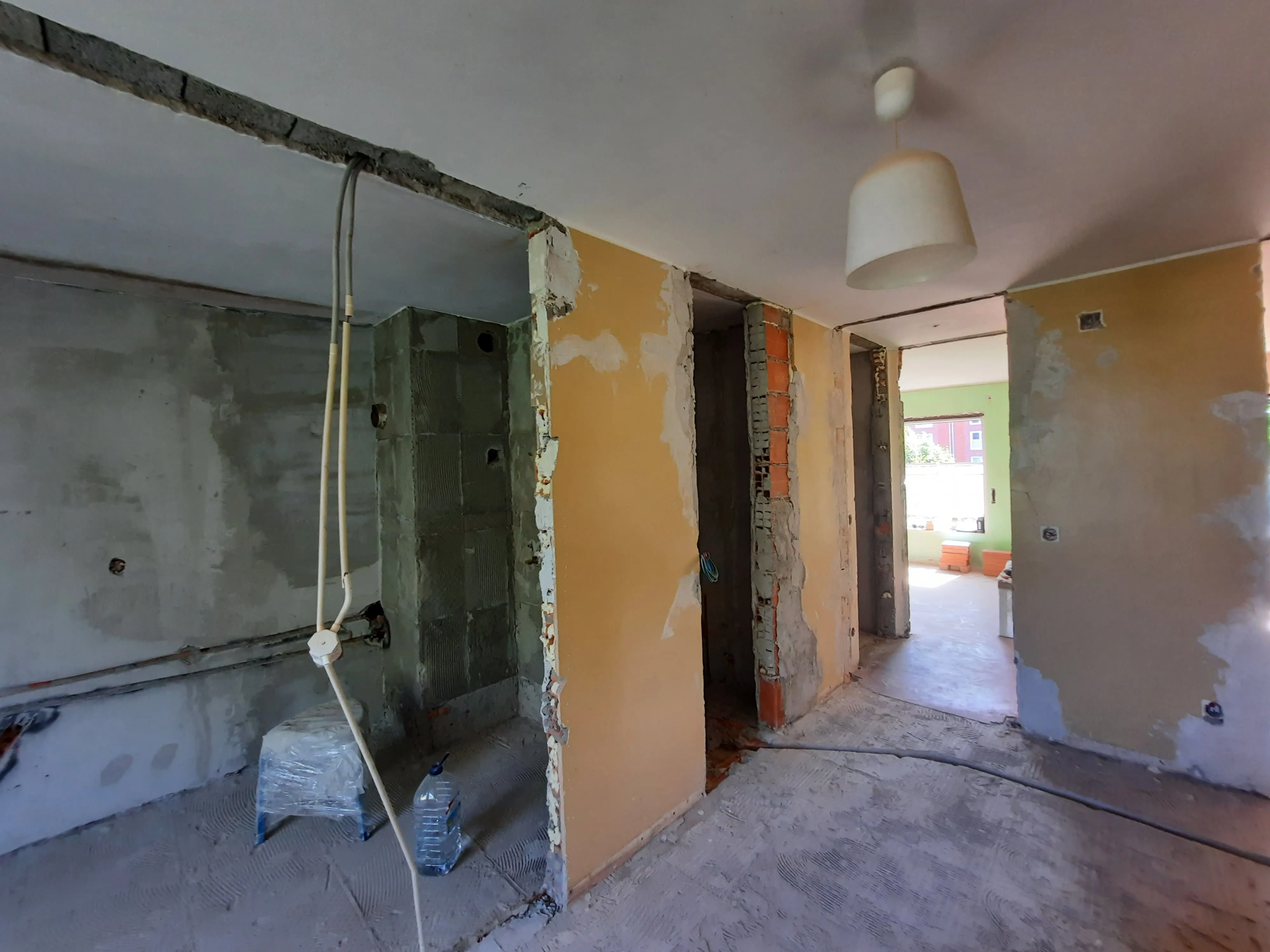 Desmontagem de paredes e divisórias no Porto