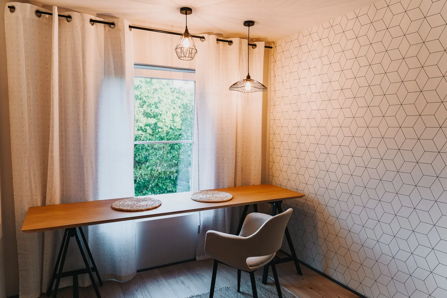 Оклейка обоями стен